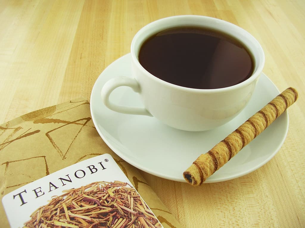 Loose kuki-hojicha (stem and twig hojicha) — the stem-heavy style multiple sources report as lower in caffeine than leaf hojicha