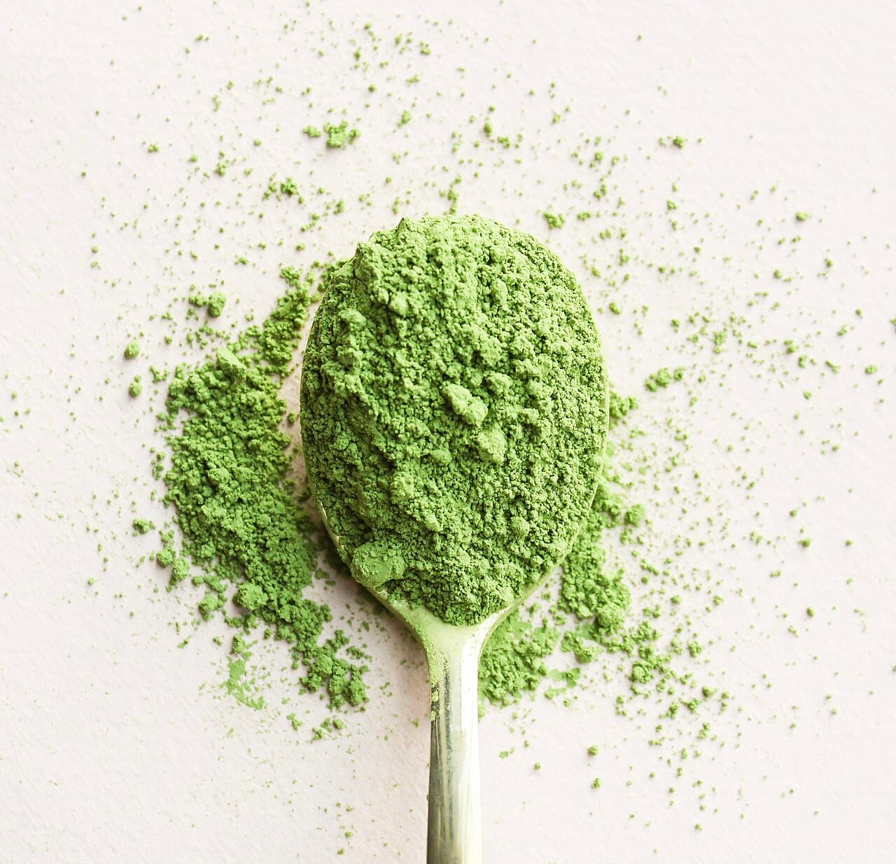 A scoop of matcha powder — price per gram is one of four checkable signals this guide walks through