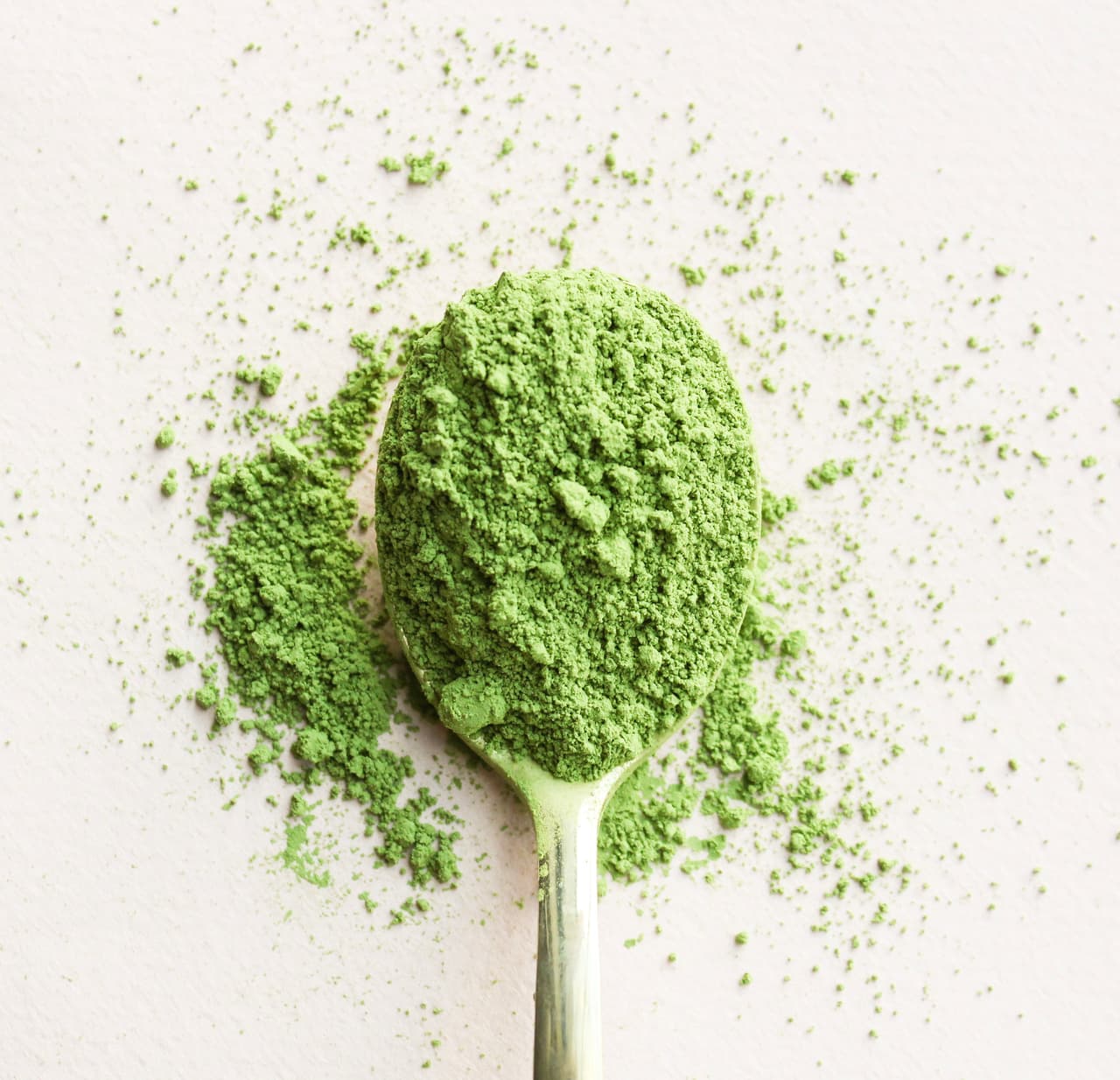 A scoop of matcha powder — price per gram is one of four checkable signals this guide walks through